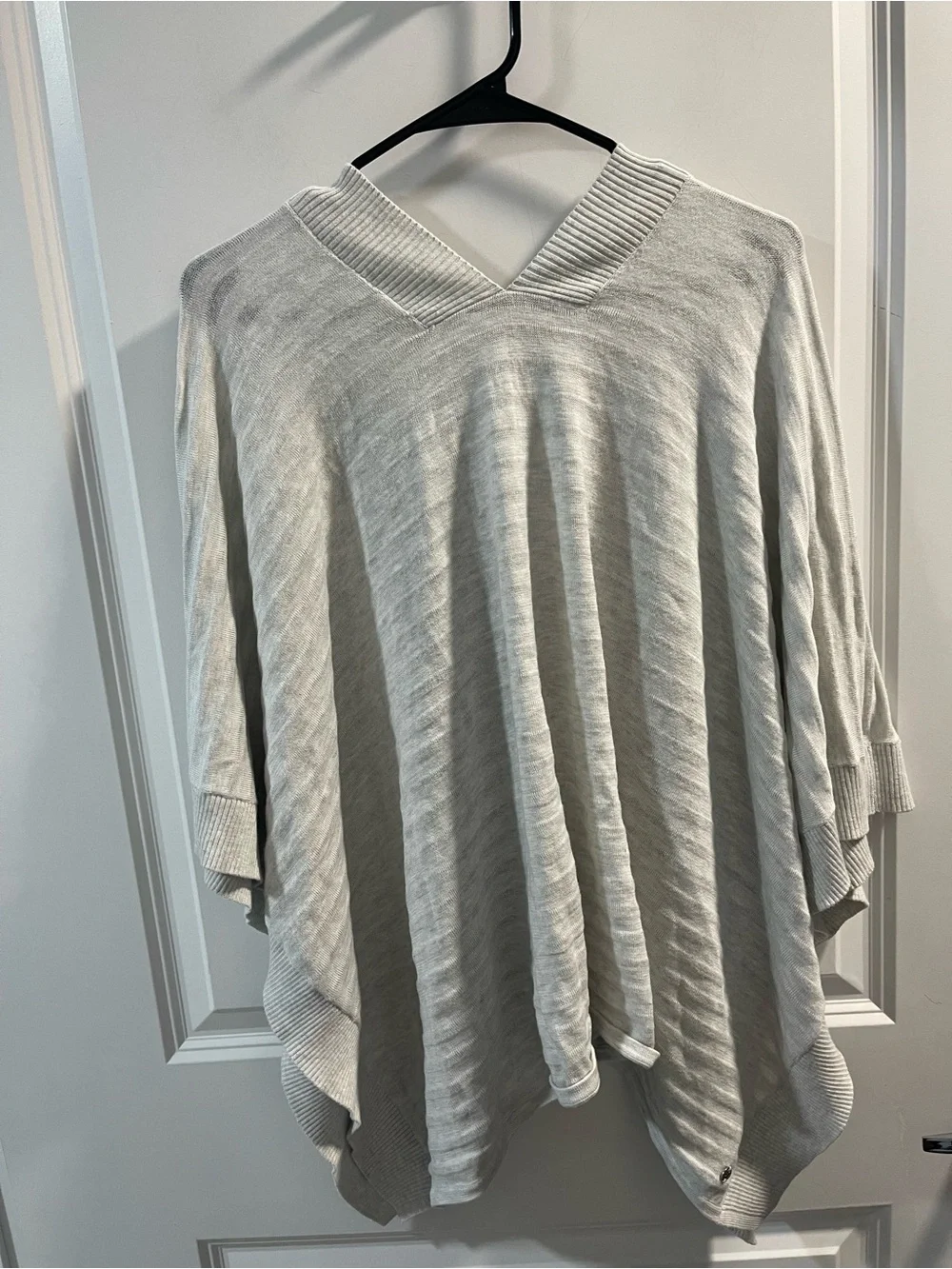 lululemon athletica Light Gray V-Neck Knit Tunic /Pancho